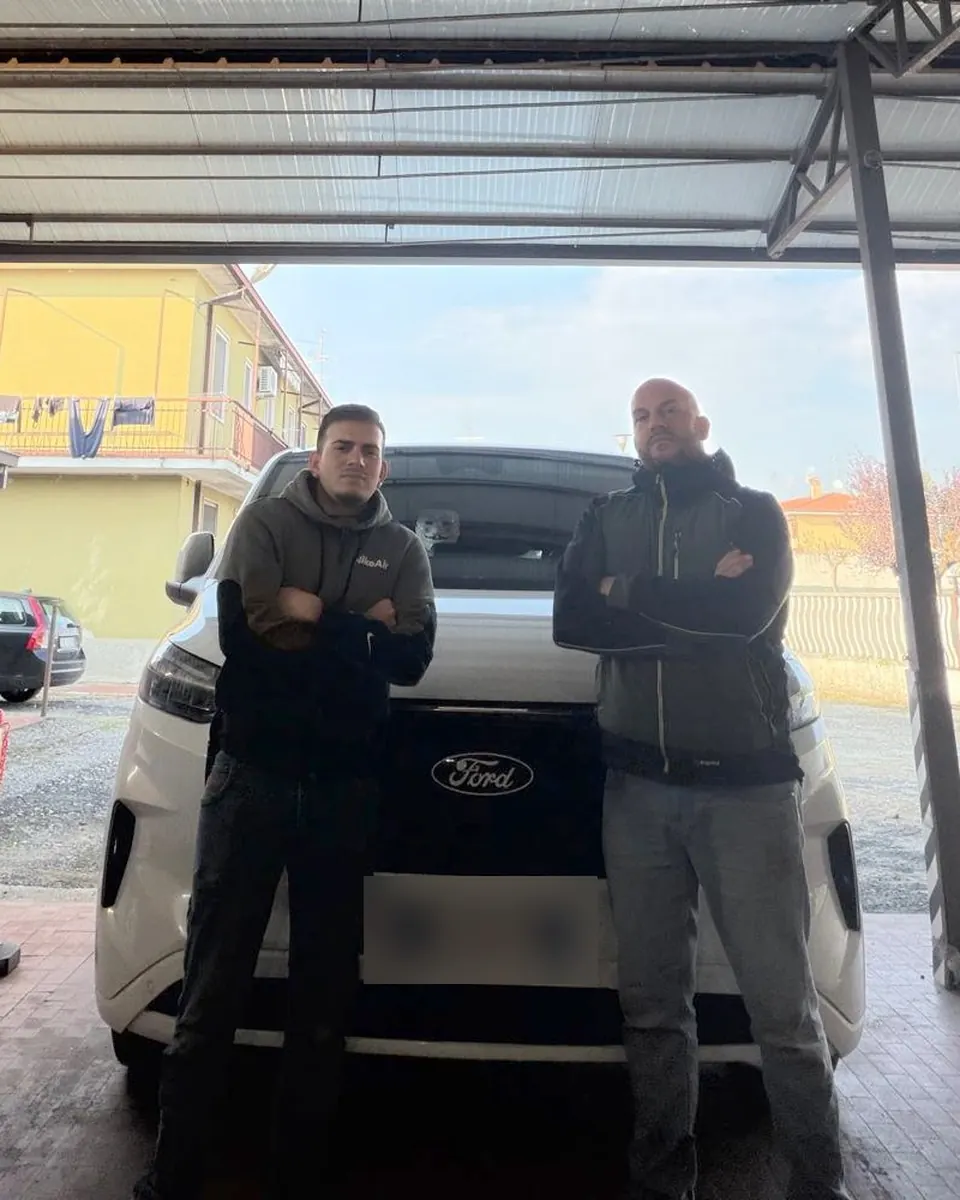 Andrea Morciano e il figlio Ricky, a braccia conserte davanti al furgone 2R Impianti