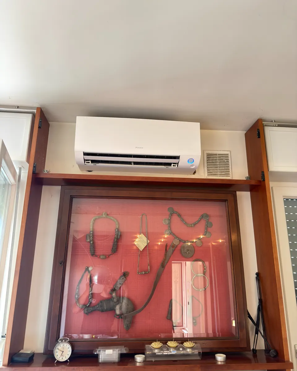 Split Daikin sopra una libreria in legno