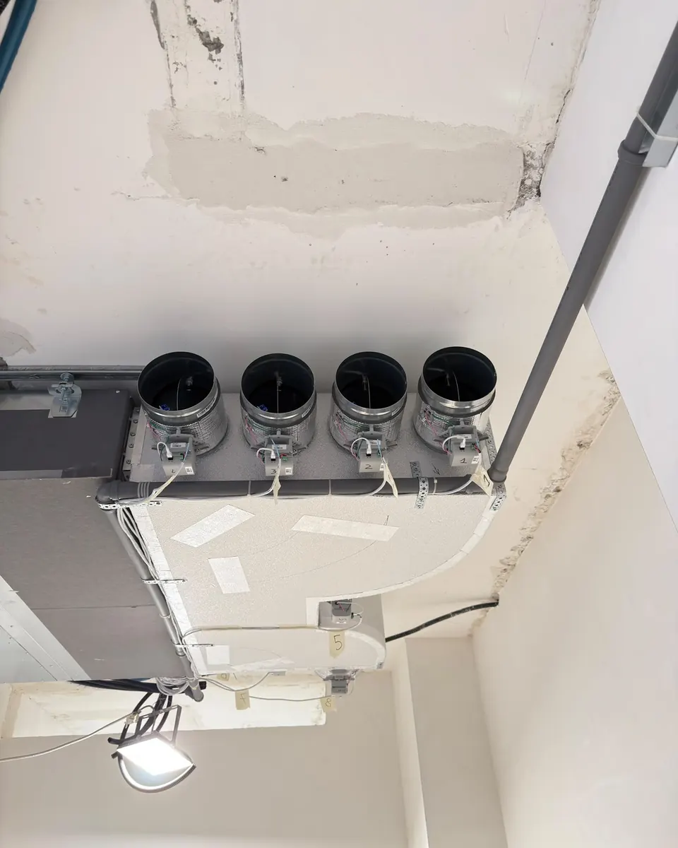 Macchina canalizzata a soffitto con bocchette, prima della chiusura in cartongesso